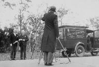 Le comte de Bessborough (à gauche) et le premier ministre R.B. Bennett sont filmés par Roy Tash. Date : Années 1930. Photographe : Roy Tash. Référence : Bibliothèque et Archives Canada, PA-067244.